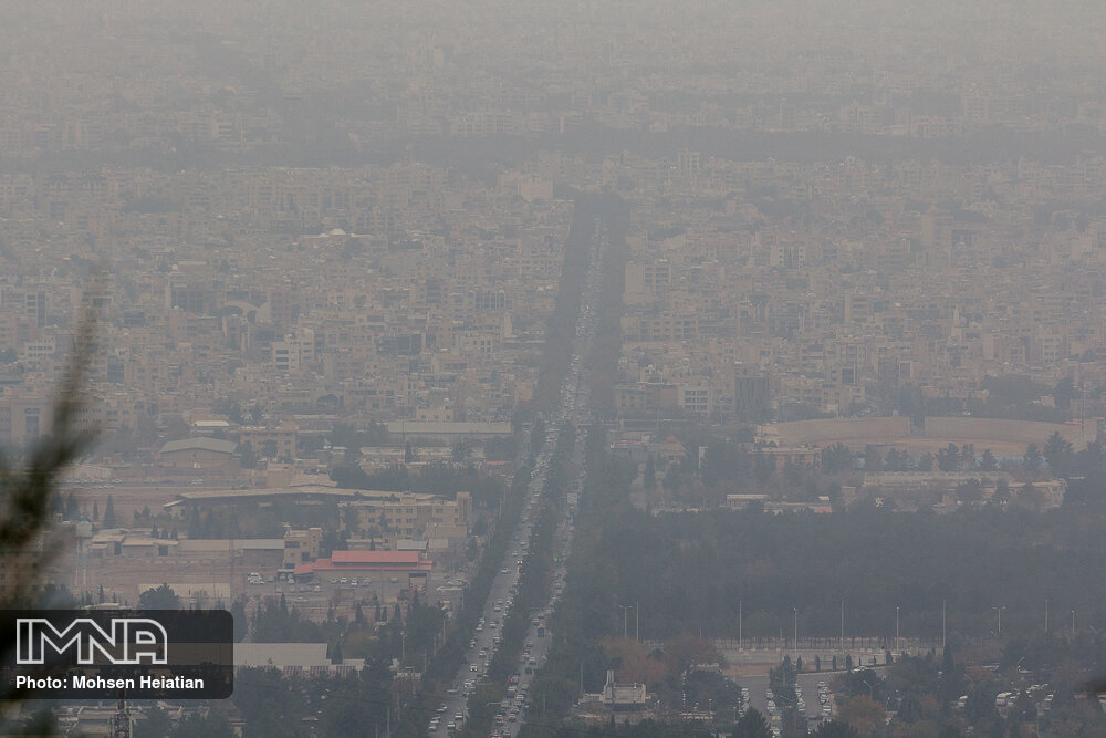 هوای اصفهان با ۱۵ منطقه و ۲ شهر قرمز و نارنجی، آلوده است
