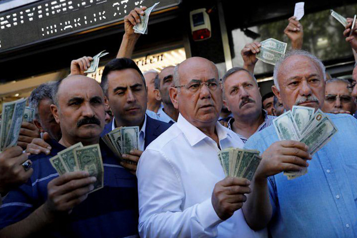 افزایش ناگهانی قیمت دلار در چند ساعت / قیمت دلار، یورو و لیر ترکیه امروز 14 دی 1402