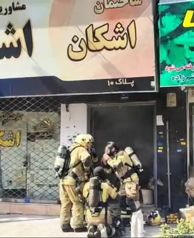 30 نفر در دود گرفتار شدند/آتش سوزی پارکینگ ساختمان 5 طبقه تهران پارس خاموش شد + عکس