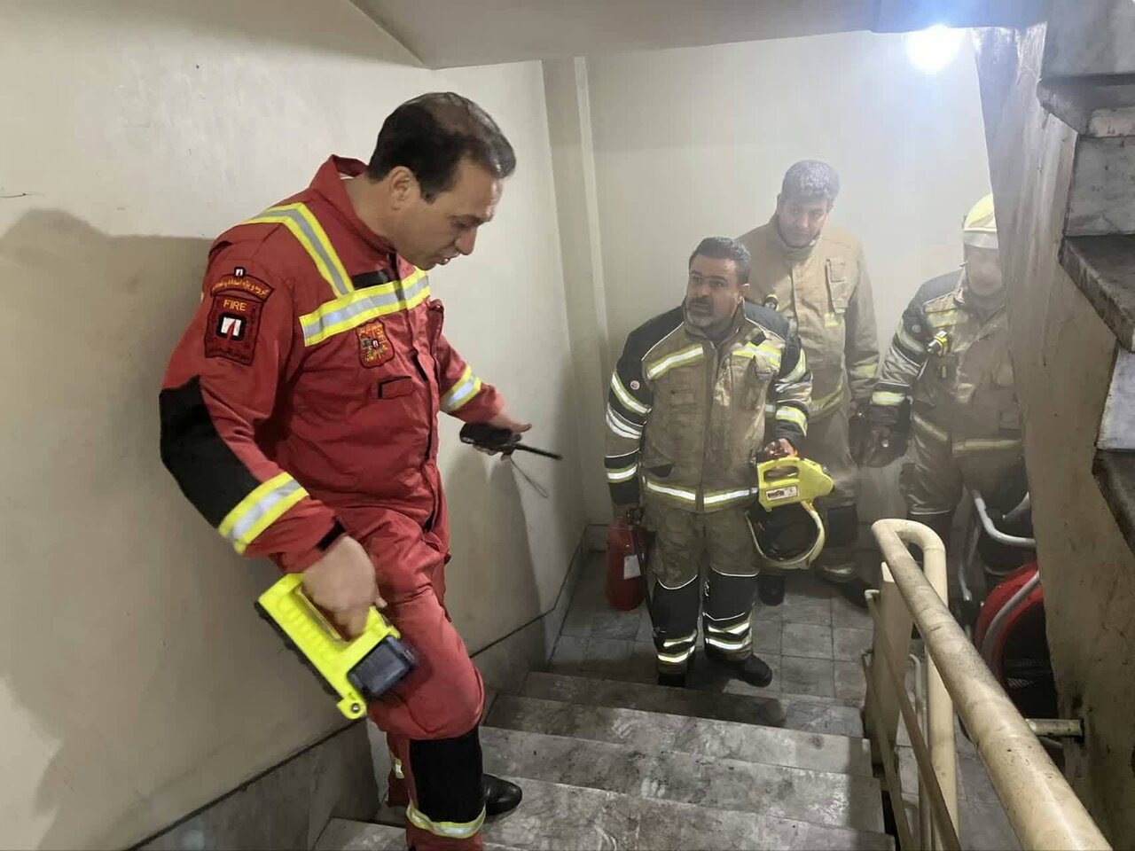 آتش سوزی در یک برج مسکونی 18 طبقه در تهران + عکس