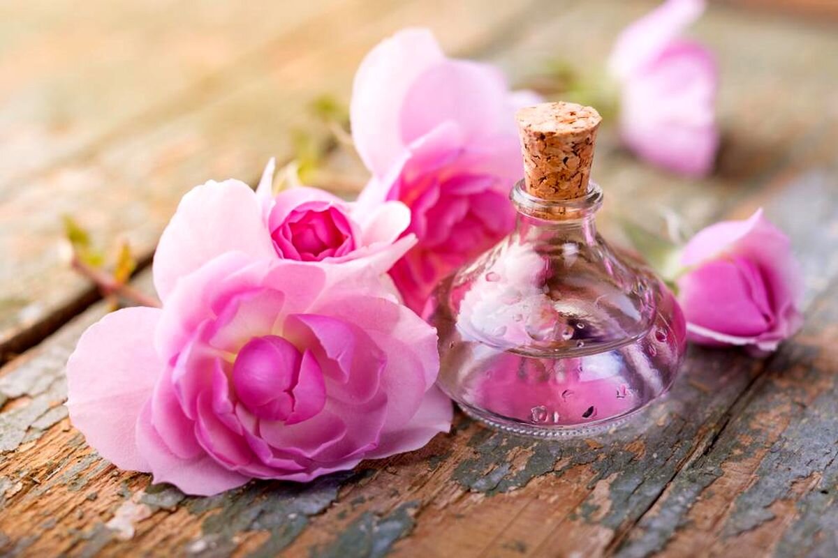 خواص گلاب + فواید گلاب برای پوست، مو و کاهش وزن