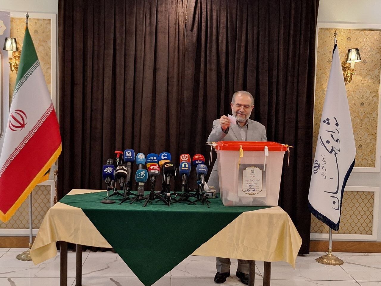 اعضای حقوقی شورای نگهبان رای خود را در صندوق انداختند