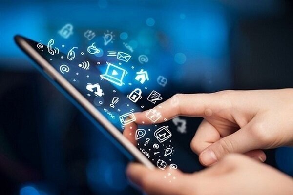 رفتار دوگانه نوجوانان در فضای مجازی و واقعیت