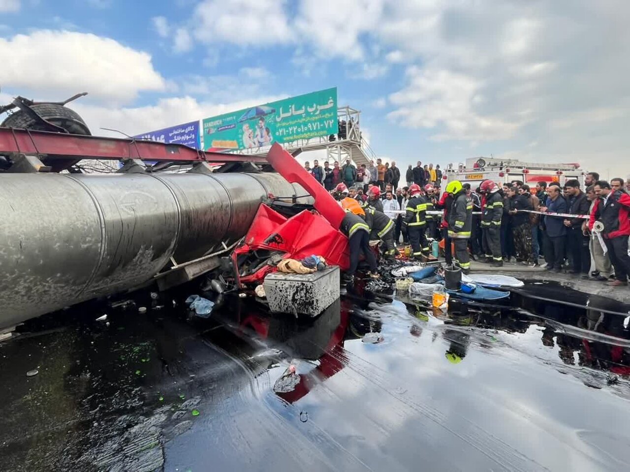 سقوط و واژگون شدن تانکر قیر در بزرگراه معلم و مرگ یک نفر + عکس