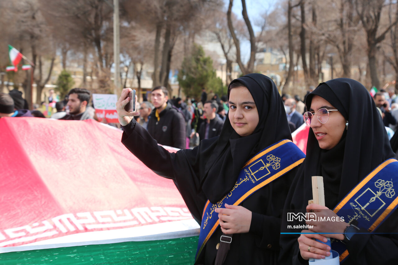 دانش آموزان ، وراث واقعی ایده آل های انقلاب اسلامی