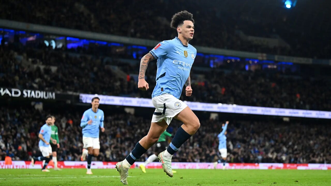 ستاره جوان گواردیولا با پیچ های نیمکت سرگرم می شود!