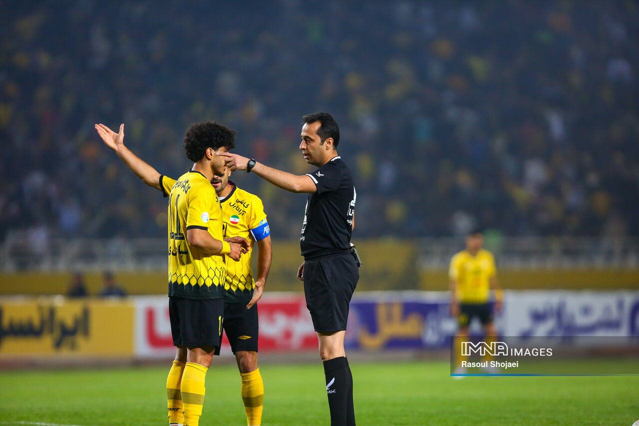 قضاوت در میدان مین ؛ داوران ایرانی تحت فشار VAR