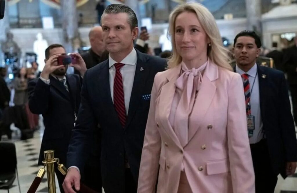 افشاگری تازه: وزیر دفاع آمریکا طرح‌های حساس حمله علیه حوثی ها را در یک گروه که همسرش نیز در آن عضو بود منتشر کرده/ این گروه خصوصی که هگست در اپلیکیشن سیگنال ایجاد کرده بود، شامل همسر، برادر و حدود دوازده نفر دیگر از نزدیکان پیت هگست می‌شد