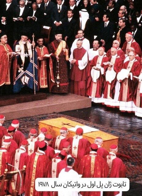 فرش ایرانی که زیر تابوت پاپ نشان می دهد فرش ایرانی که زیر تابوت پاپ نشان می دهد