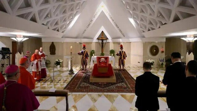 خودنمایی قالی ایرانی زیر تابوت پاپ