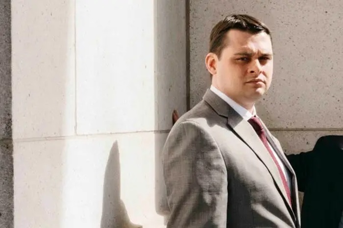 مشاور برکنار شده وزیر دفاع آمریکا می گوید به دلیل مخالفت با حمله به ایران و تهدیداتی که علیه منافع برخی داشته، برکنار شده