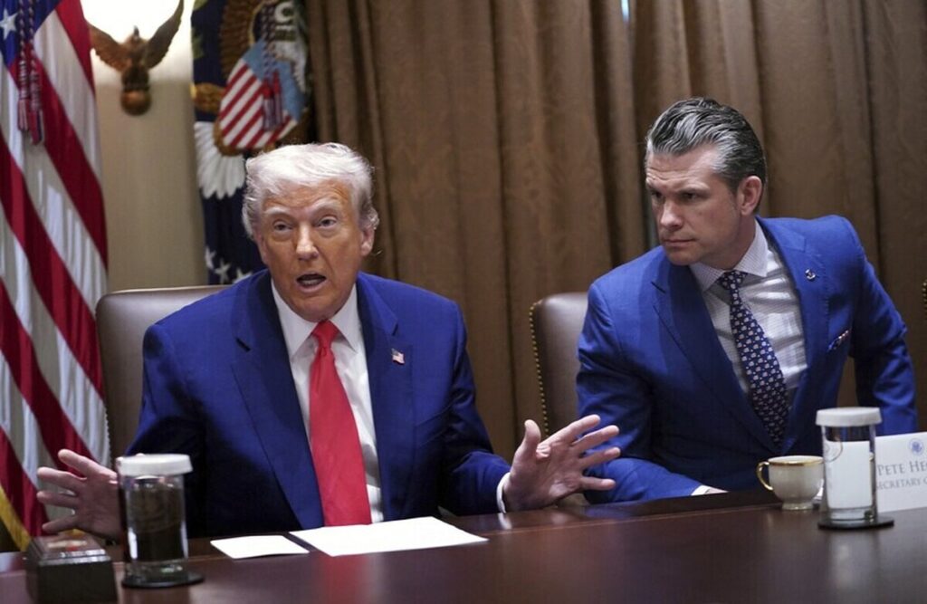 سی‌ان‌ان: ترامپ اخیراً به‌طور مرتب از اطرافیانش درباره عملکرد وزیر دفاع نظرخواهی می‌کند / برکناری وزیر دفاع بعید است، اما مقامات نگران آشفتگی در حلقه داخلی وزارت دفاع هستند