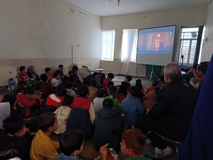 پرده نقره ای در قلب کوه و بیابان نذر می کند