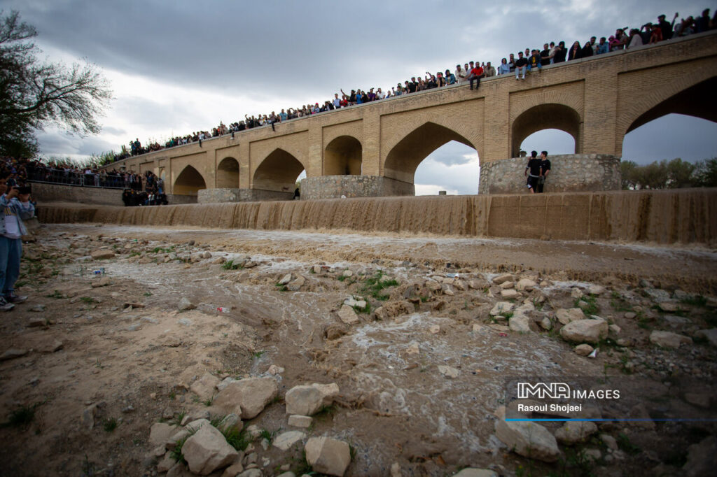 زاینده‌رود بازگشایی شد؛ آب تا ۳ روز آینده به شهر و مزارع کشاورزان اصفهان می‌رسد