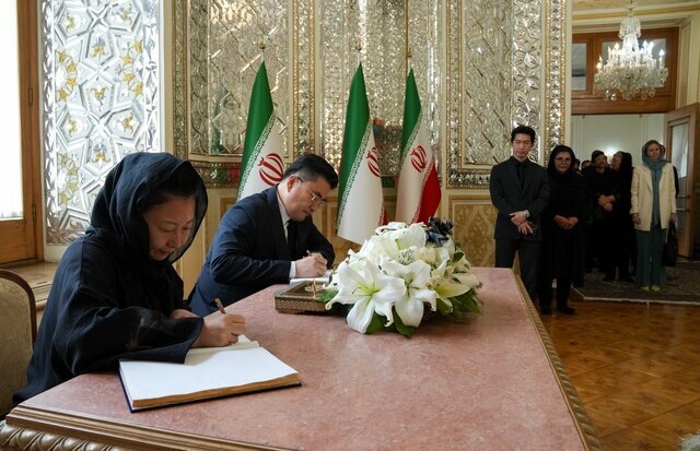 ادای احترام به سفیران و آژانسهای خارجی به قربانیان حادثه بندر شهید رجا