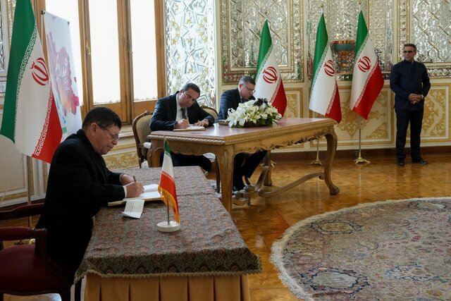 ادای احترام به سفیران و آژانسهای خارجی به قربانیان حادثه بندر شهید رجا