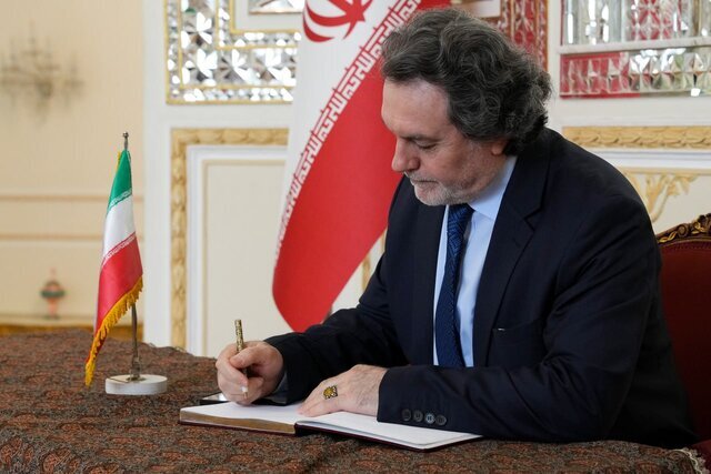 ادای احترام به سفیران و آژانسهای خارجی به قربانیان حادثه بندر شهید رجا