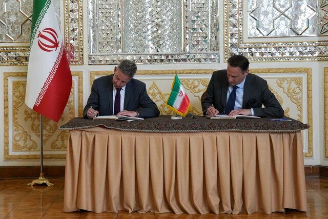 ادای احترام به سفیران و آژانسهای خارجی به قربانیان حادثه بندر شهید رجا