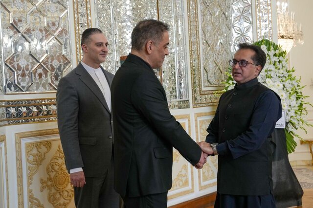 ادای احترام به سفیران و آژانسهای خارجی به قربانیان حادثه بندر شهید رجا