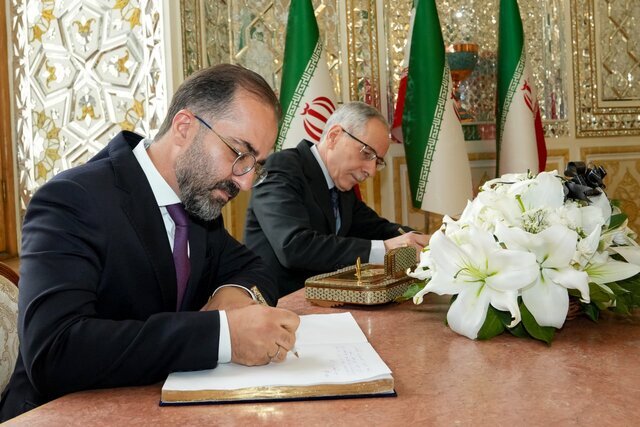 ادای احترام به سفیران و آژانسهای خارجی به قربانیان حادثه بندر شهید رجا