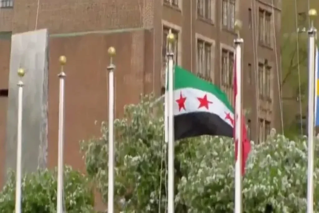برافراشته شدن پرچم جدید سوریه در مقابل مقر سازمان ملل – تجارت نیوز