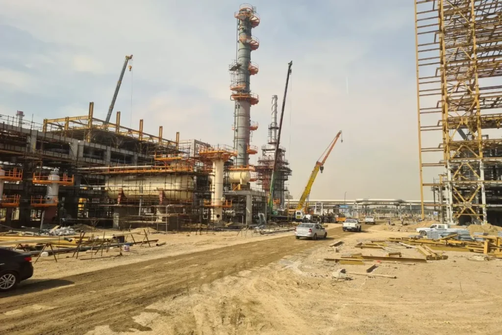 تامین بنزین تهران از اراک و اصفهان/ دولت هزینه حمل‌ونقل را به توسعه پالایشگاه تهران ترجیح می‌دهد