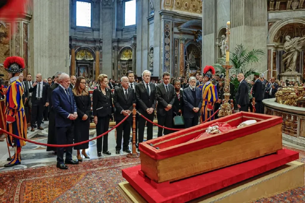 حضور رهبران جهان و مردم در مراسم تشییع پاپ فرانسیس – تجارت نیوز