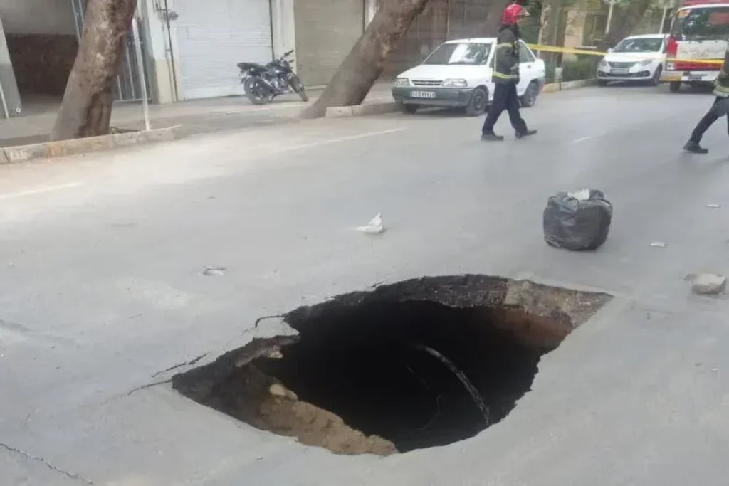 ریزش قسمتی از خیابان در چهار راه فلسطین اصفهان به دلیل حفاری مترو – تجارت نیوز