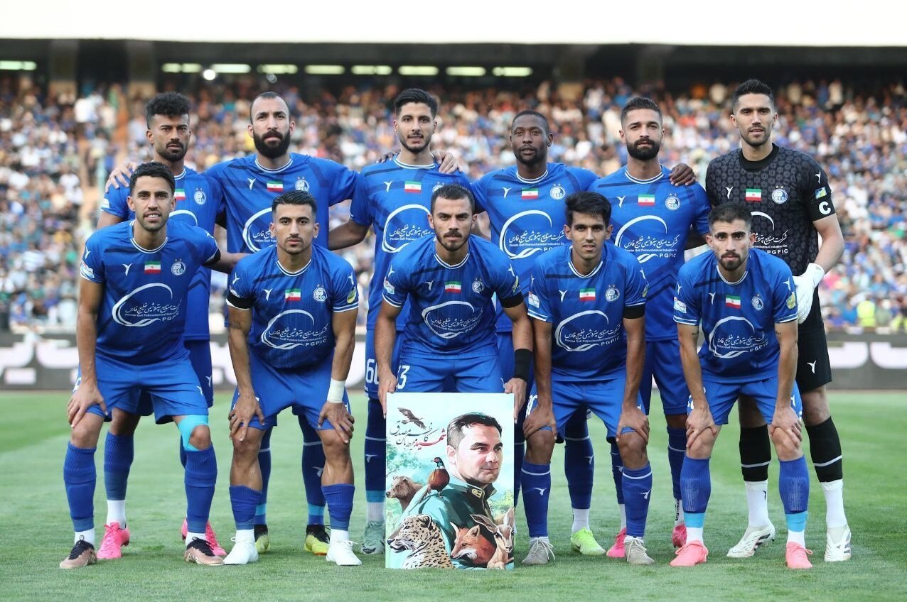 استقلال برای نقش فوتبال خالص بازی می کند