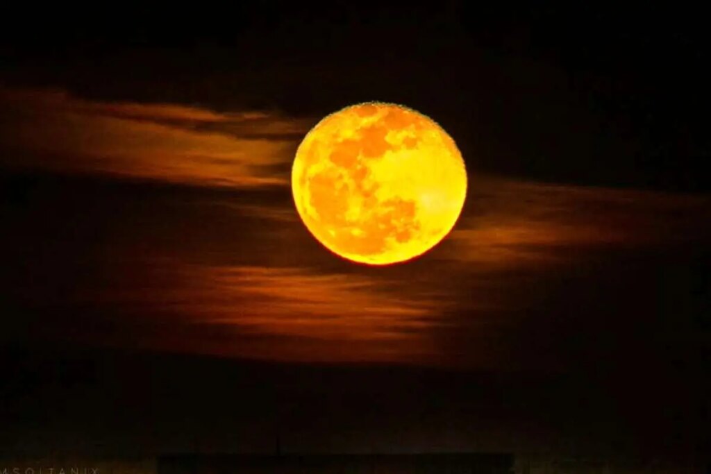 ببینید غروب ماه کامل بر فراز Khaju و Bridge Zayandehrod