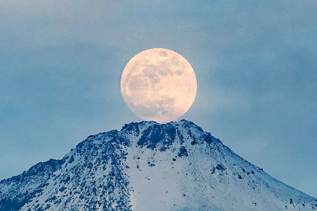 تصاویر قرص ماه کامل در قله Sabalan