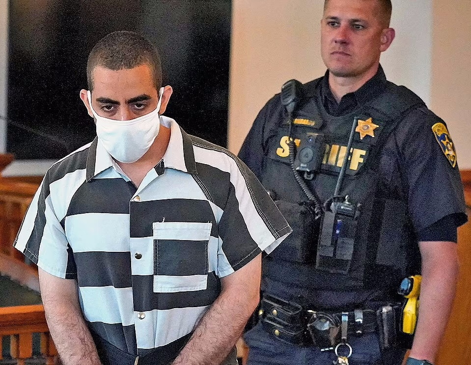 دادگاه آمریکا امروز ضارب «سلمان رشدی» را محاکمه می‌کند / احتمال محکومیت «هادی مطر» به ۲۵ سال زندان