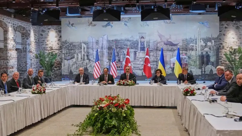 مذاکرات مستقیم کی‌یف و مسکو در استانبول؛ رئیس هیئت مذاکره‌کننده روسیه: دیدگاه‌های خود را در مورد آتش‌بس احتمالی در آینده ارائه خواهیم کرد / در روز‌های آینده بر اساس فرمول ۱۰۰۰ در برابر ۱۰۰۰ تبادل اسرا خواهیم داشت / یک منبع دیپلماتیک اوکراینی: طرف روس در ازای اعلام آتش‌بس خواستار عقب‌نشینی ارتش اوکراین از چند منطقه داخل خاک این کشور شده است