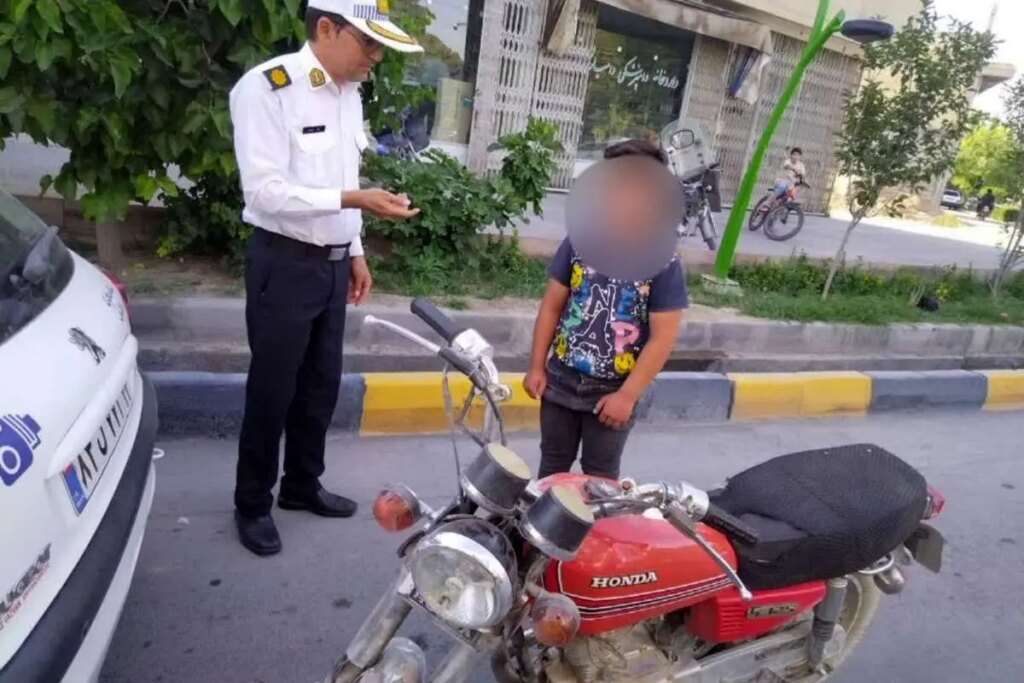 توقیف یک موتورسوار عجیب توسط پلیس در اصفهان