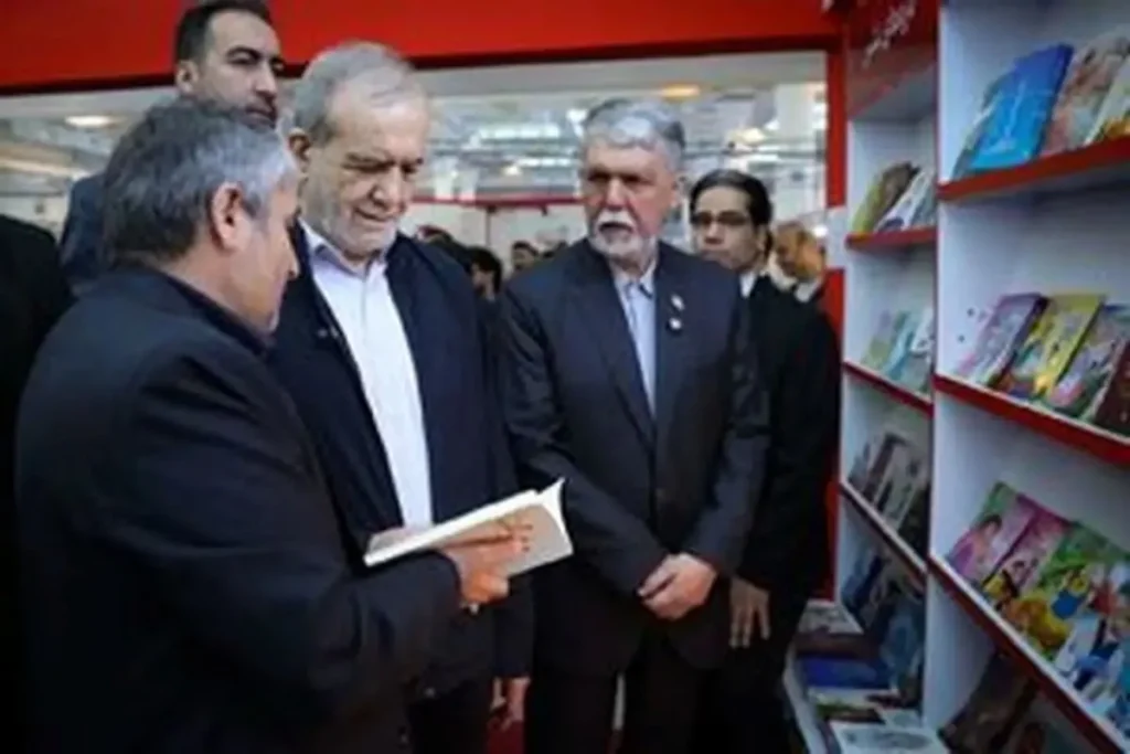 پزشکیان: آزادی انتخاب کتاب حق مردم است