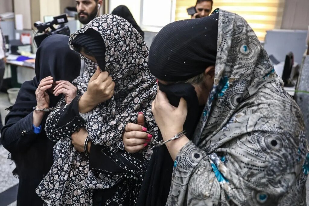 تصاویر؛ دستگیری سارقان حرفه‌ای جیب‌بر در پایتخت