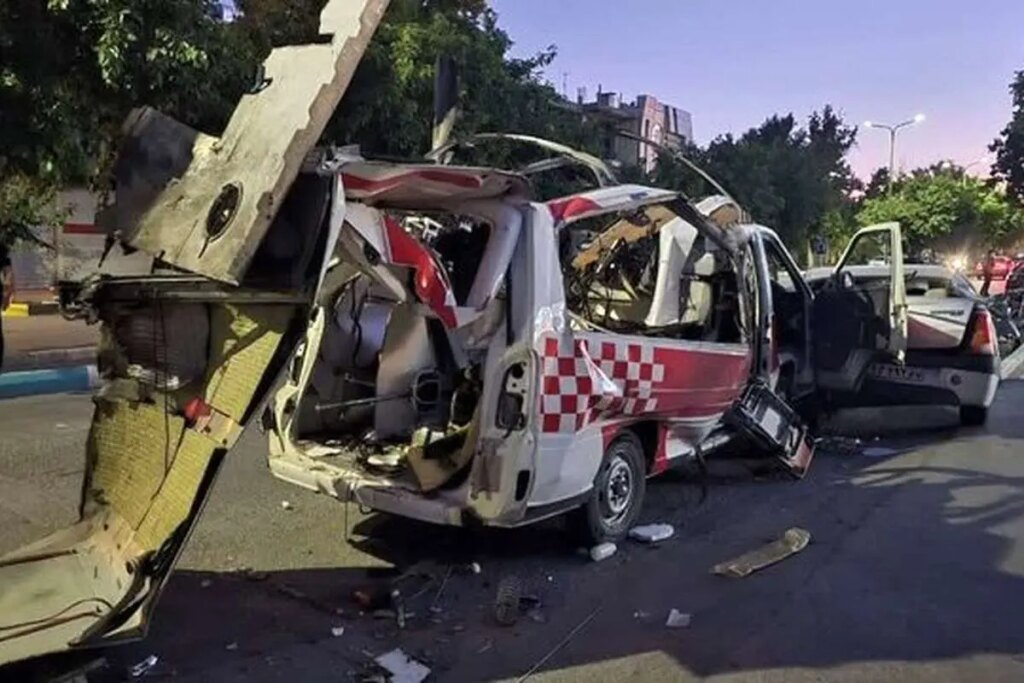 حمله رژیم اسرائیل به آمبولانس در نجف آباد ؛ 3 نفر شهید بودند