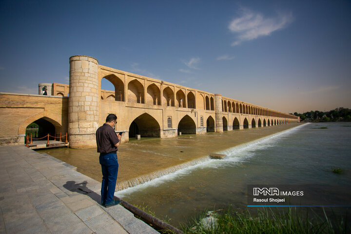 افتتاح آب زاندئروود برای تأمین نیازهای باغ و درختان