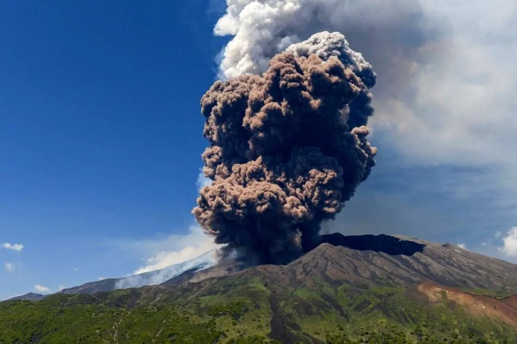 ببینید فوران آتشفشان لووتوبی در اندونزی