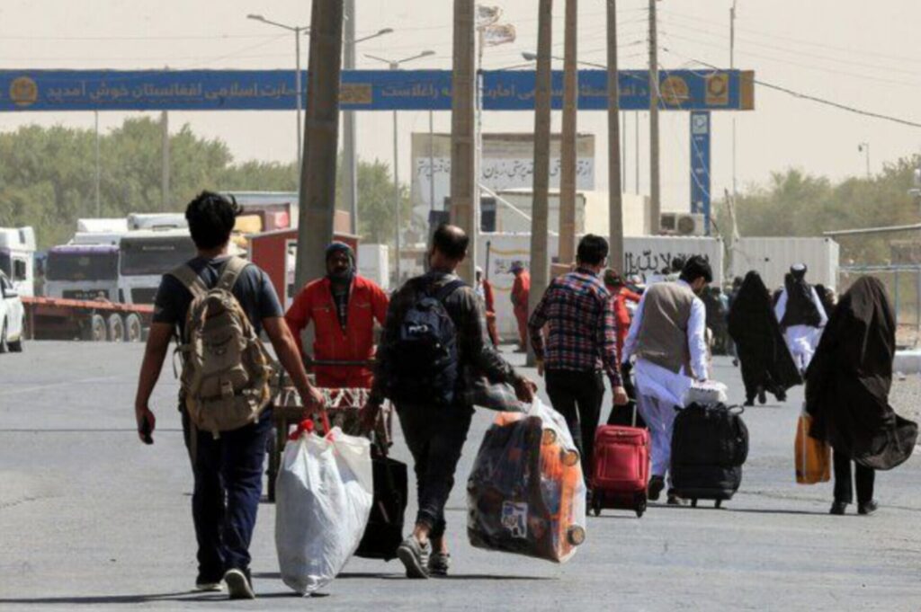 اطلاعیه سفارت افغانستان در تهران درباره شرایط بازگشت مهاجران افغان: مهاجرینی که دارای برگه سرشماری، پاسپورت یا تذکره هستند، می‌توانند مستقیماً به اردوگاه یا دفاتر کفالت مراجعه کنند