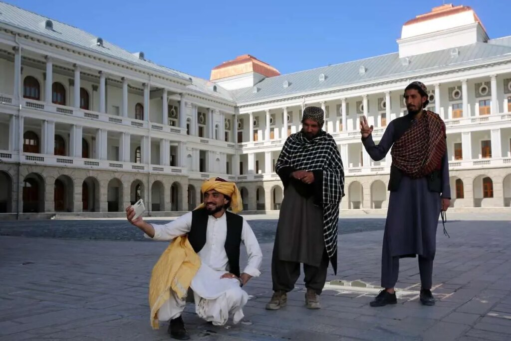 ببینید دعوت آمریکایی به افغانستان با شوخی طالبان با تروریسم