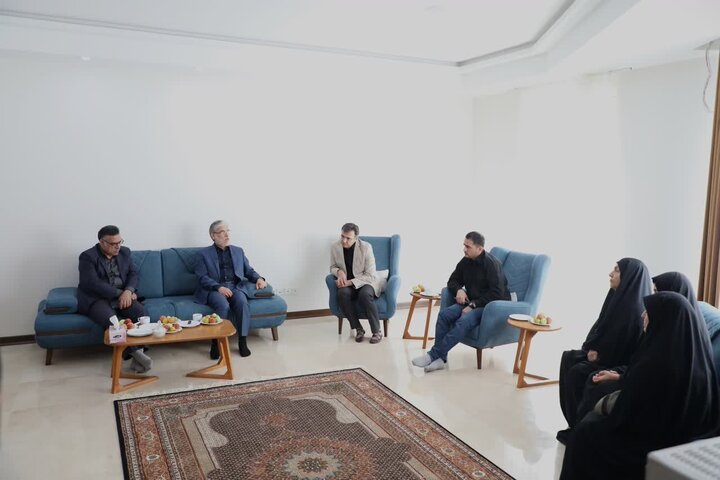 ملاقات با وزیر علوم با خانواده شهدا و شهدای رژیم صهیونیستی