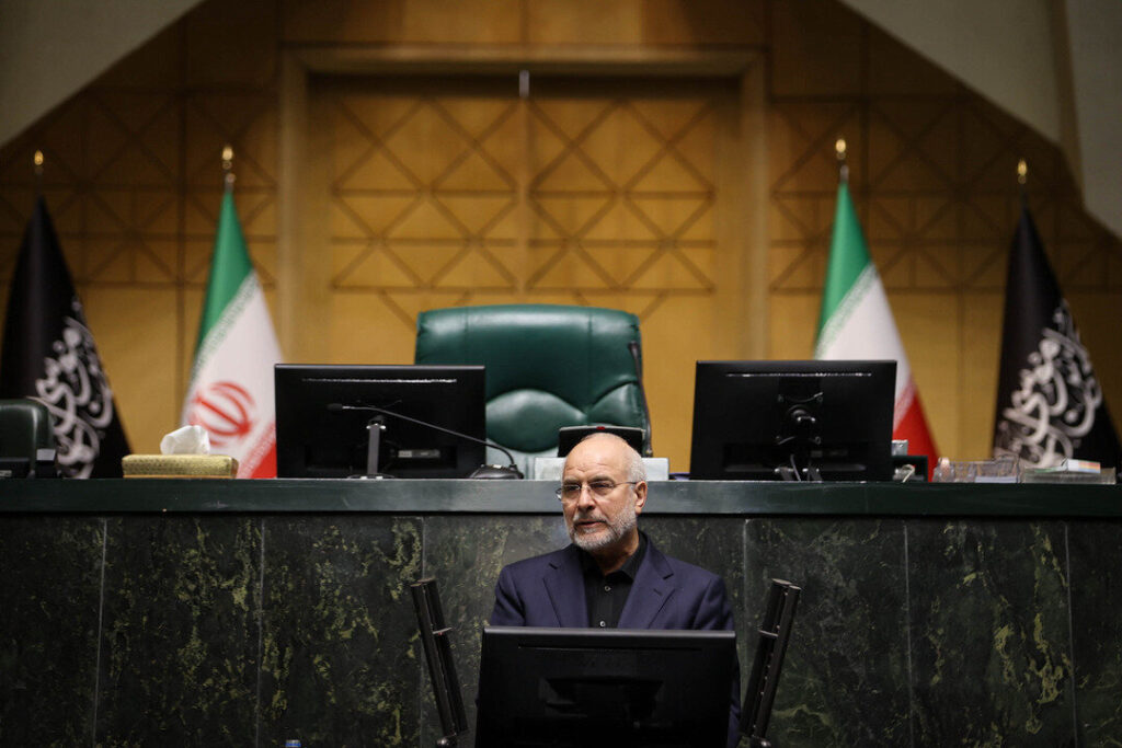 با همراهی دولت مشکلات مربوط به کالاهای اساسی و کشاورزان را رفع می‌کنیم