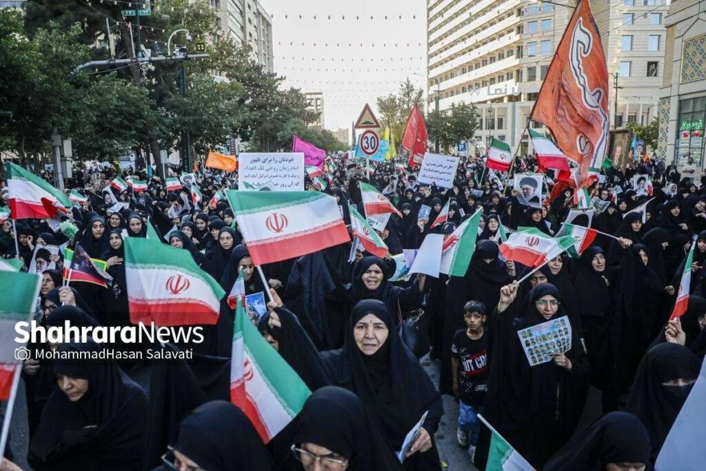 تصاویر مشهاد و حجاب در مشهاد راهپیمایی می کنند