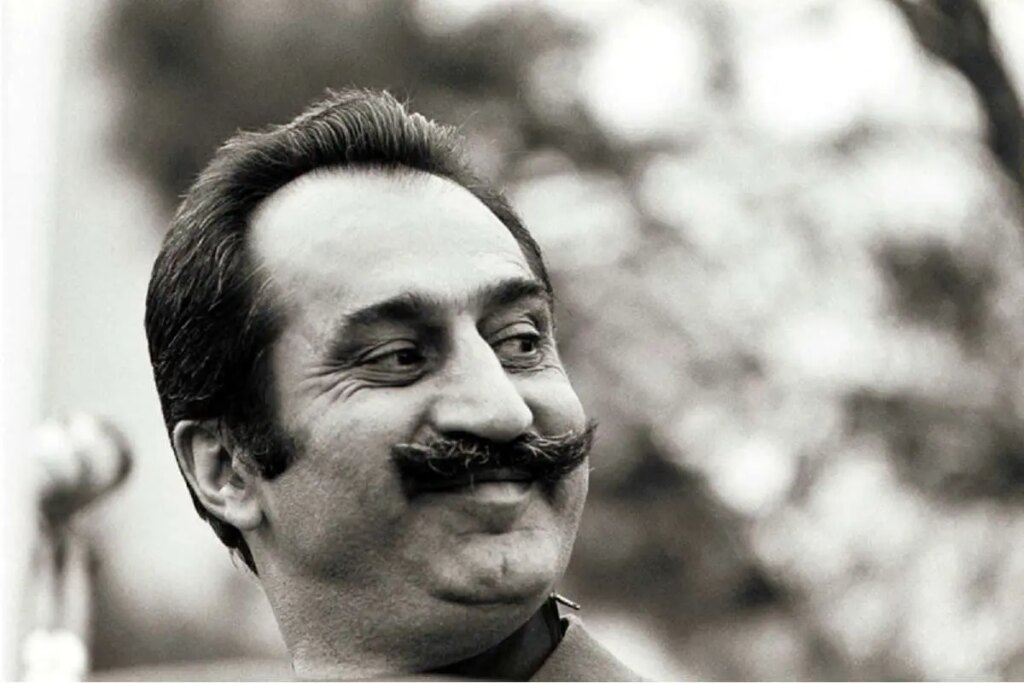 سر داریوش فروهار به سمت جلو