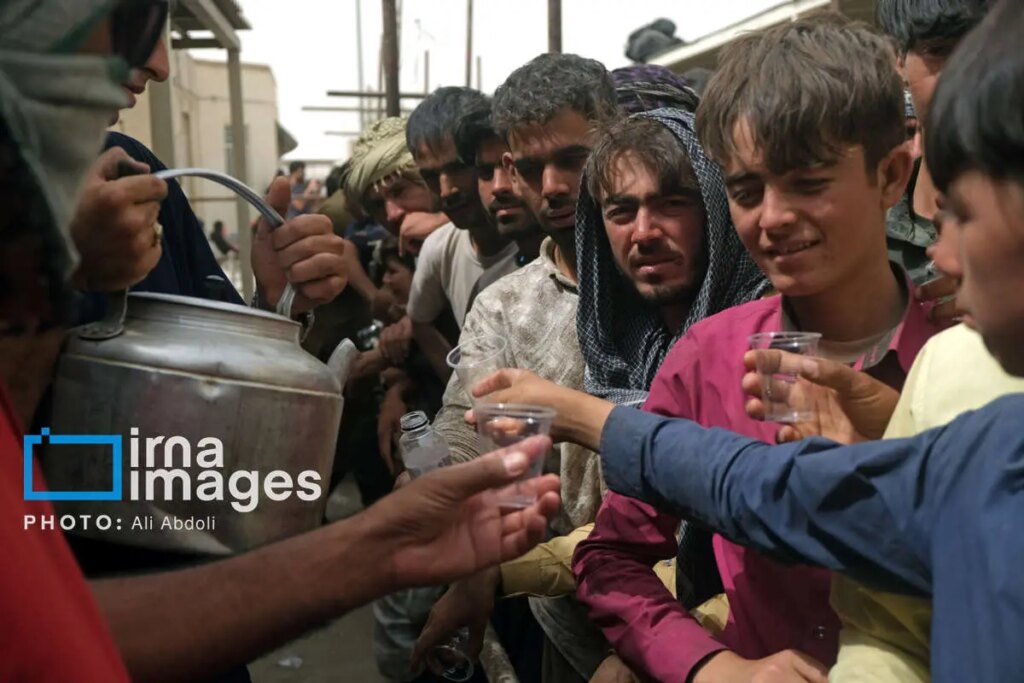 تصاویر خروج از اتباع غیرمجاز افغان از مرز شیر