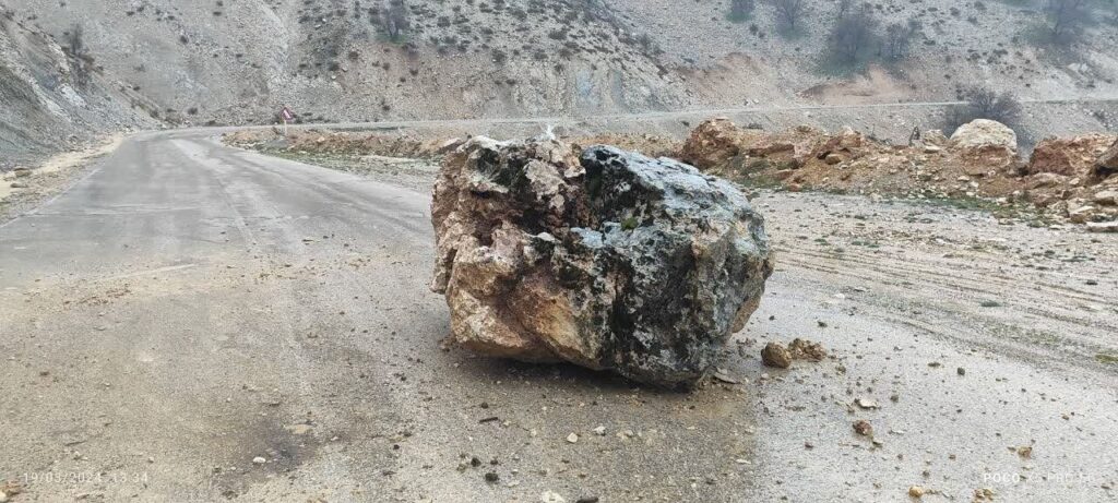 بارش باران و ریزش کوه در مازندران / انسداد موقت محور چالوس و خسارت به واحدهای مسکونی