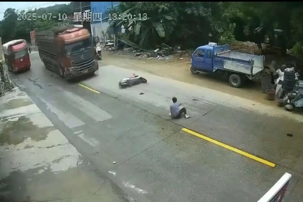 ببینید دو تصادف متوالی یک موتور سیکلت