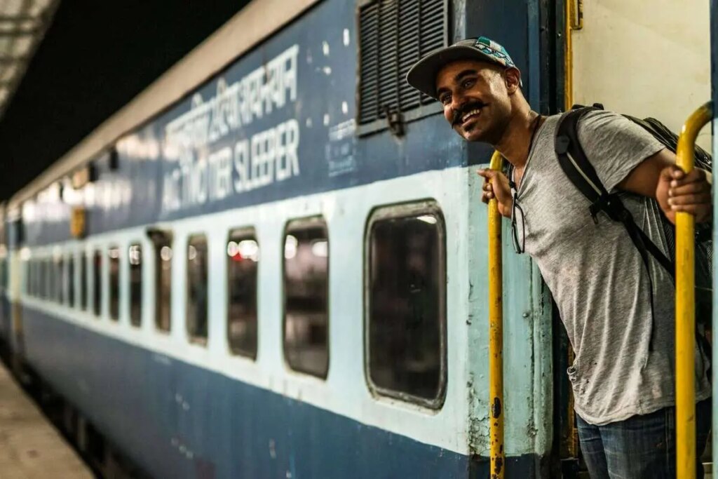 ببینید مقابله عجیب و خشن سرقت موبایل مسافران قطار در هند