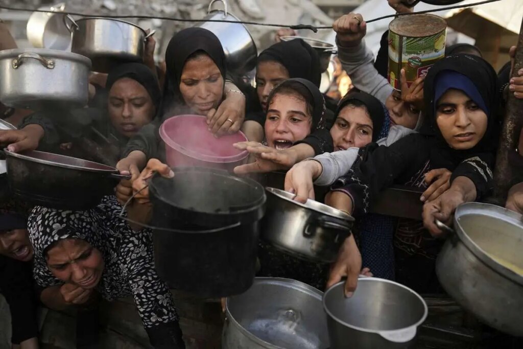 یک فیلم تکان دهنده از تیراندازی به فلسطینی ها هنگام تلاش برای تهیه غذا